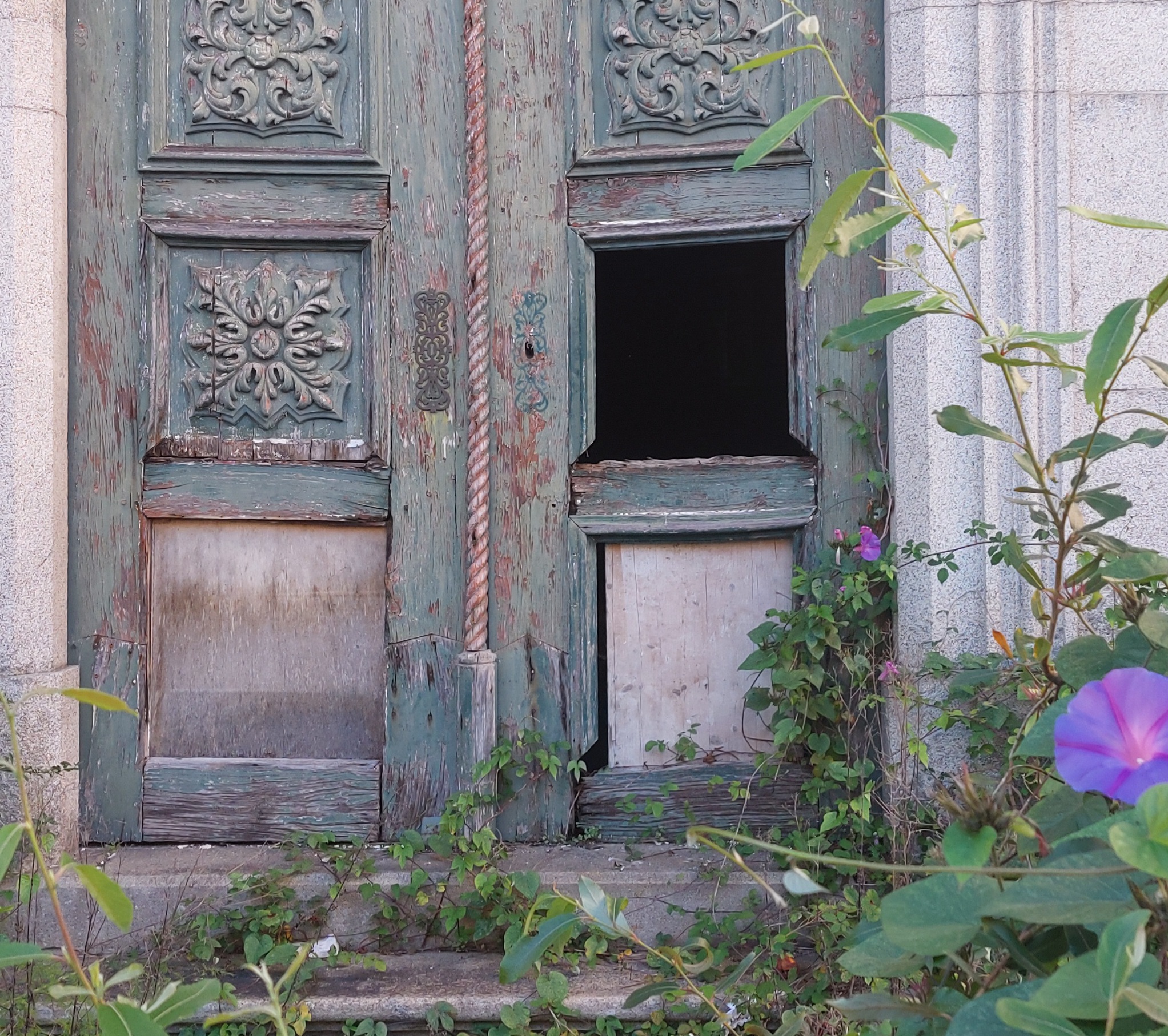 Capela da Família Nunes da Silva em acentuada degradação