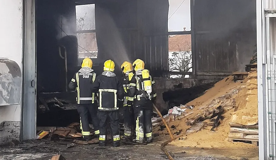 Incêndio destrói armazém de farinhas em Avanca