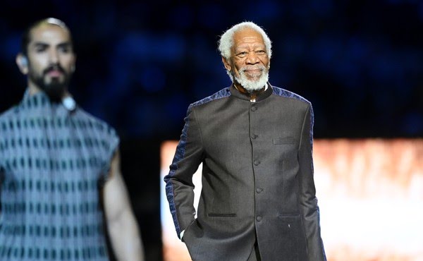 "Vendido!" Morgan Freeman sob chuva de críticas