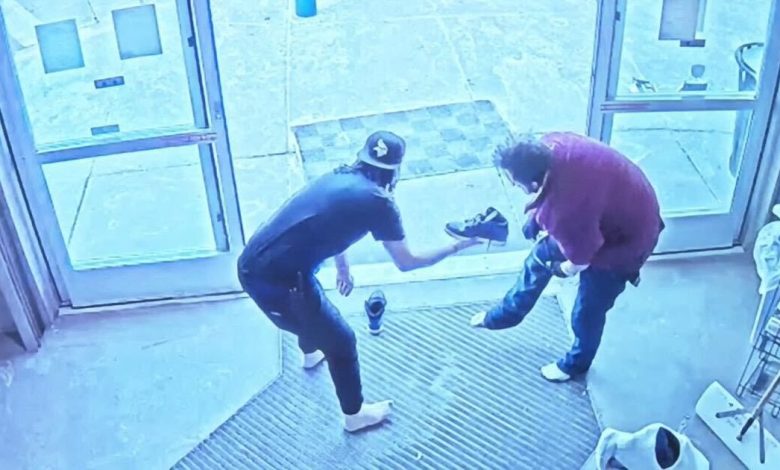 Funcionária de loja oferece os seus ténis a um homem pobre que tinha sapatos feitos com cartão Funcionária de loja oferece os seus ténis a um homem pobre que tinha sapatos feitos com cartão