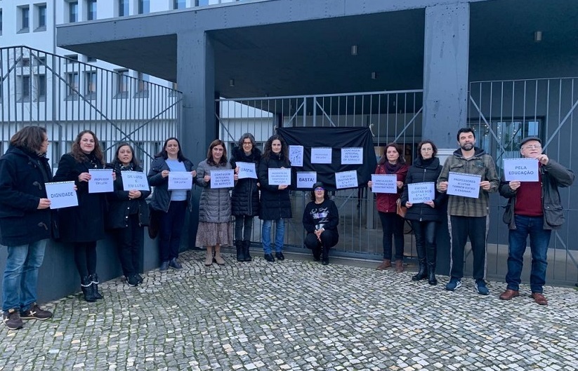 Professores do Agrupamento de Escolas de Ovar Sul em greve e em vigília à porta das escolas