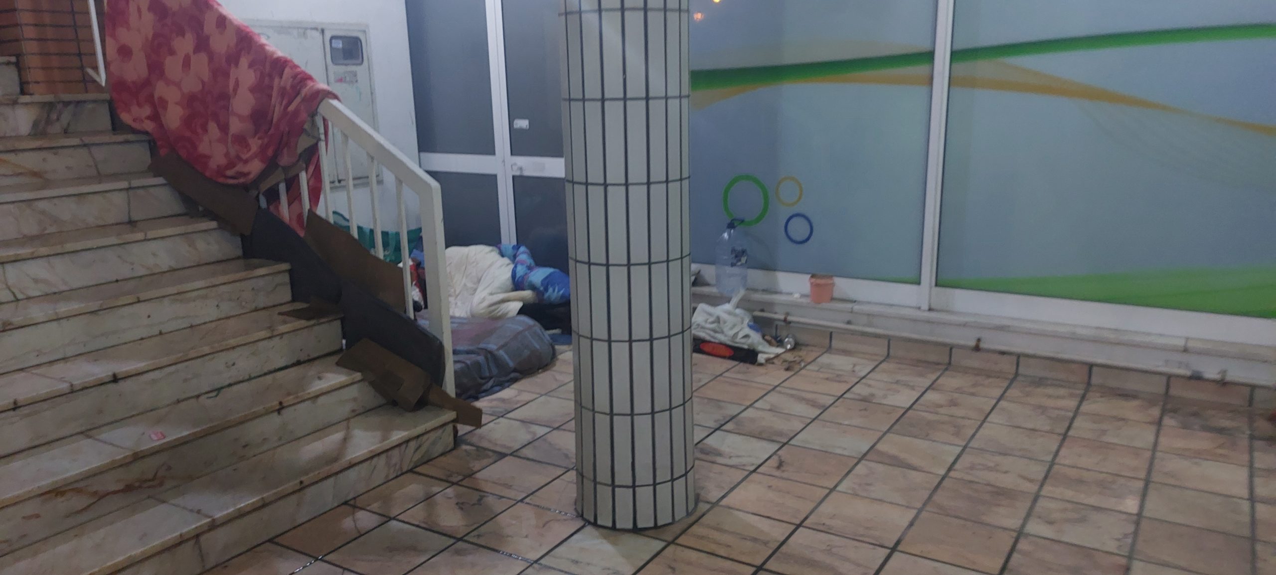 Sem-abrigo com agasalhos extra por causa do frio