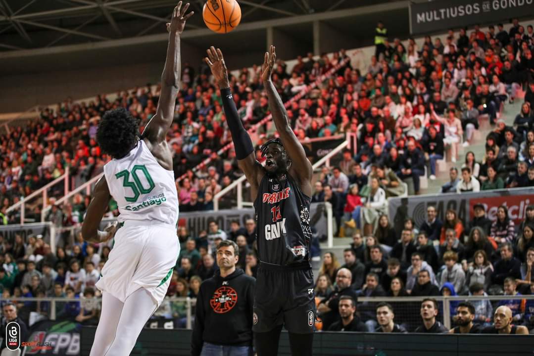 Sporting bate Ovarense e conquista Taça Hugo dos Santos