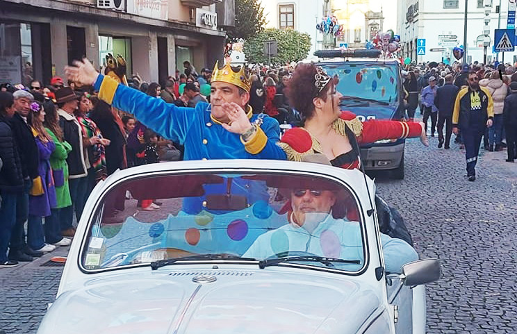 Casal Real subiu ao Trono do Reino... do Sol