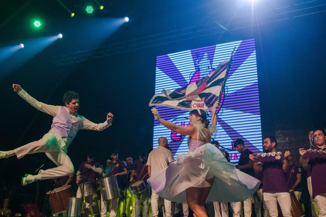 Sambas-enredo deixam o pé e o coração a palpitar