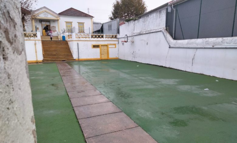 Pais protestam contra falta de condições da Escola da Relva Pais protestam contra falta de condições da Escola da Relva