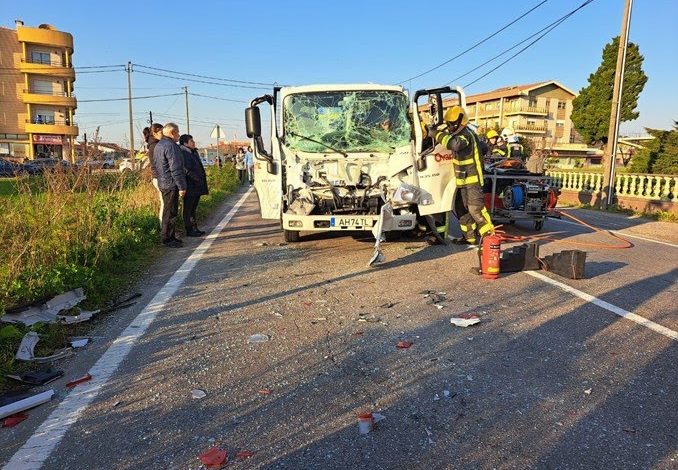 Colisão entre carro e camião causa um ferido Colisão entre carro e camião causa um ferido