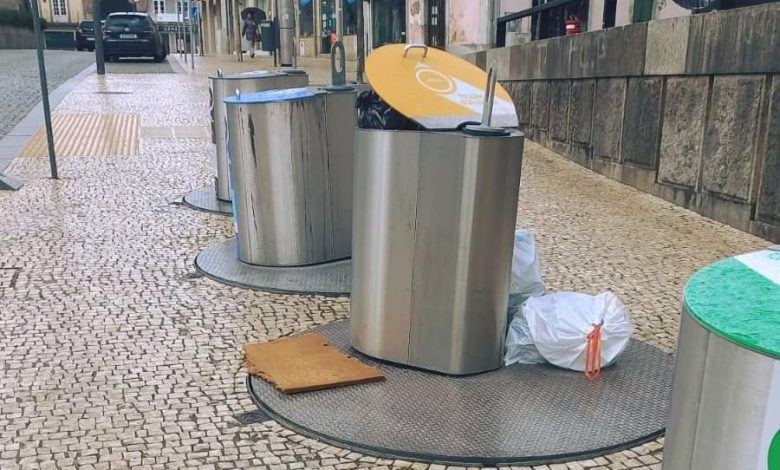 Lixo acumula-se junto dos novos contentores Lixo acumula-se junto dos novos contentores