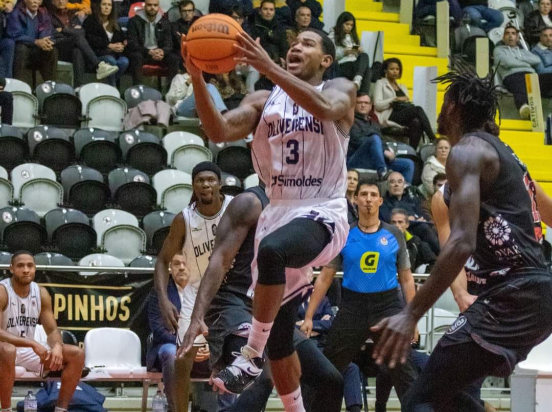 "Derby" com moção até ao final