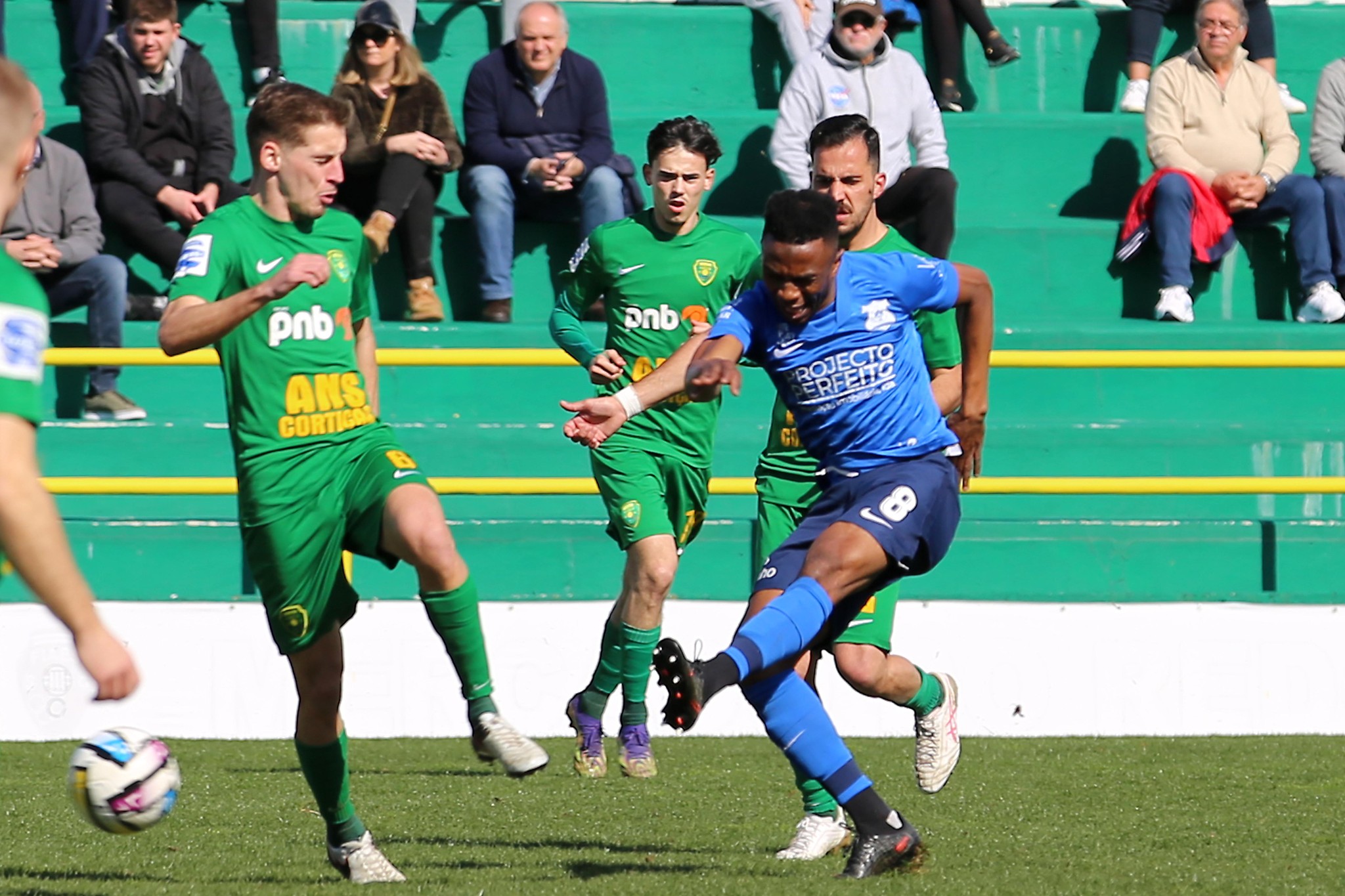 Ovarense e Florgrade vencem e mantêm aspirações