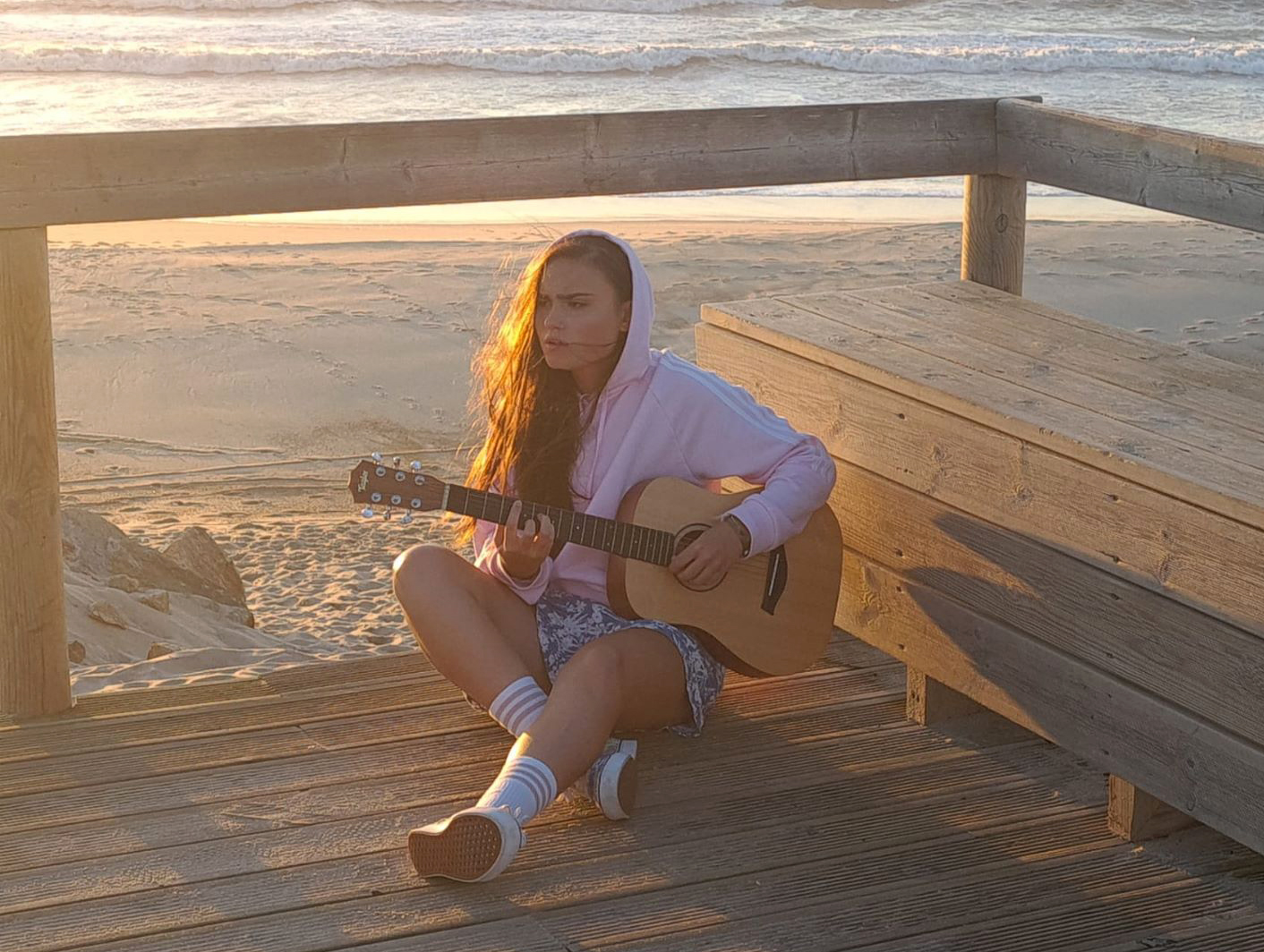 Nini Amaral lança “Over Again” e “Estrela Cadente” nas plataformas digitais