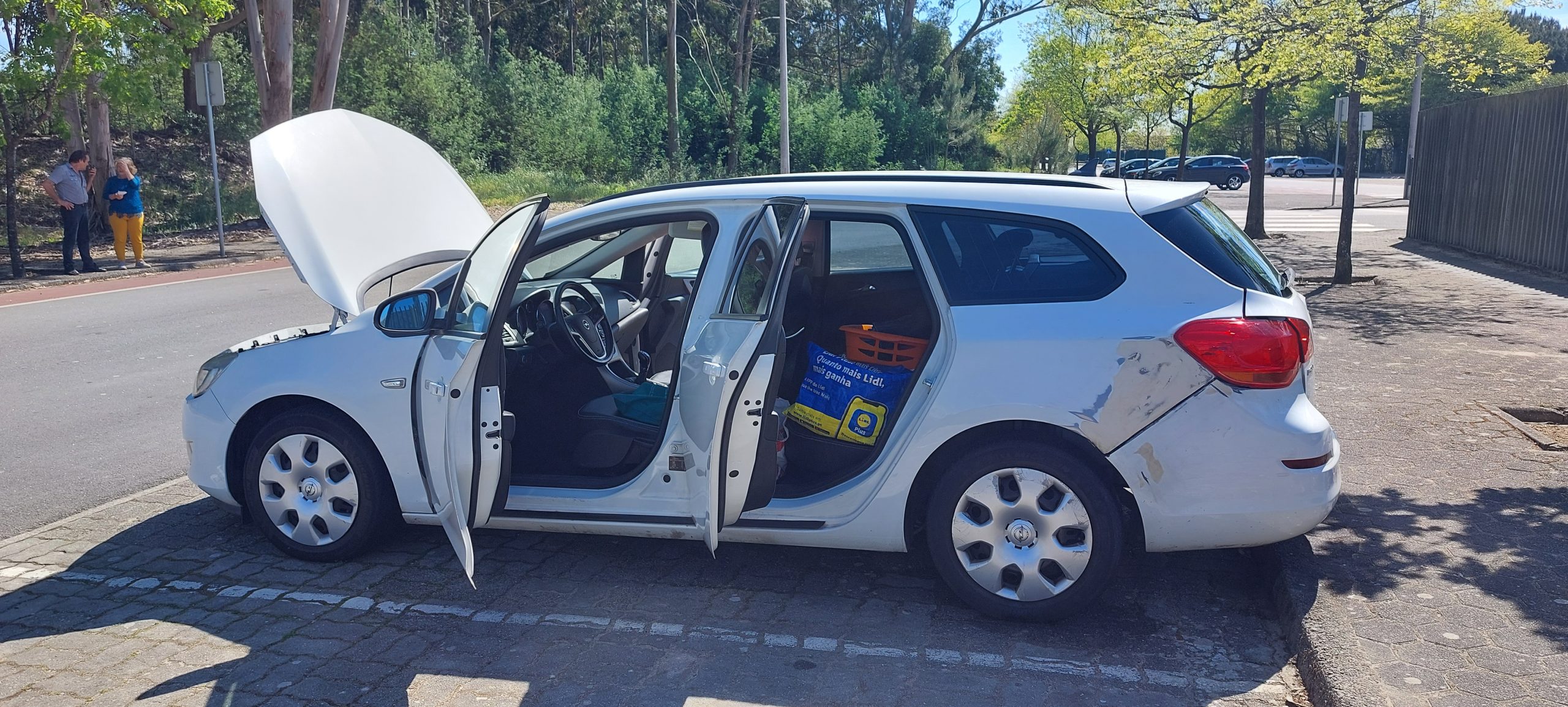 Viver um mês dentro de um carro junto à escola secundária