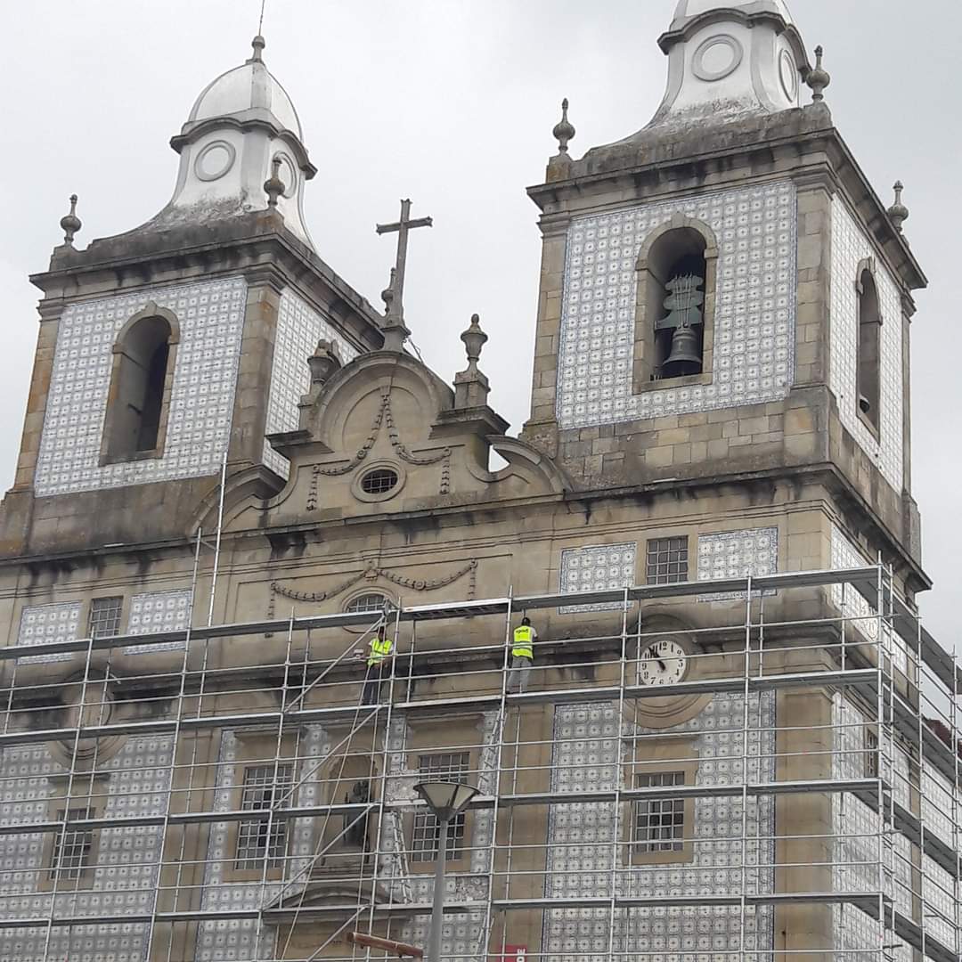 Obras de limpeza exterior na Igreja Matriz