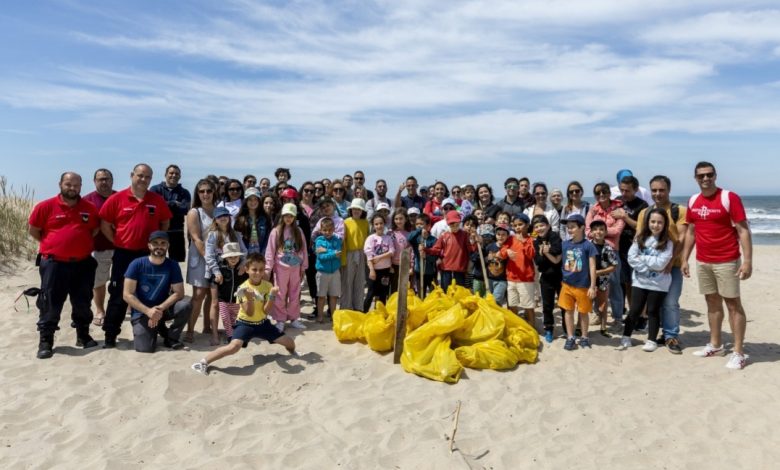 Escola da Oliveirinha em acção de limpeza na praia do Furadouro Escola da Oliveirinha em acção de limpeza na praia do Furadouro