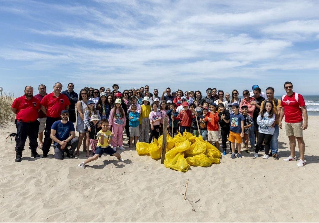 Escola da Oliveirinha em acção de limpeza na praia do Furadouro