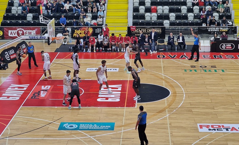 Vareiros vencem Oliveirense e forçam a "negra"