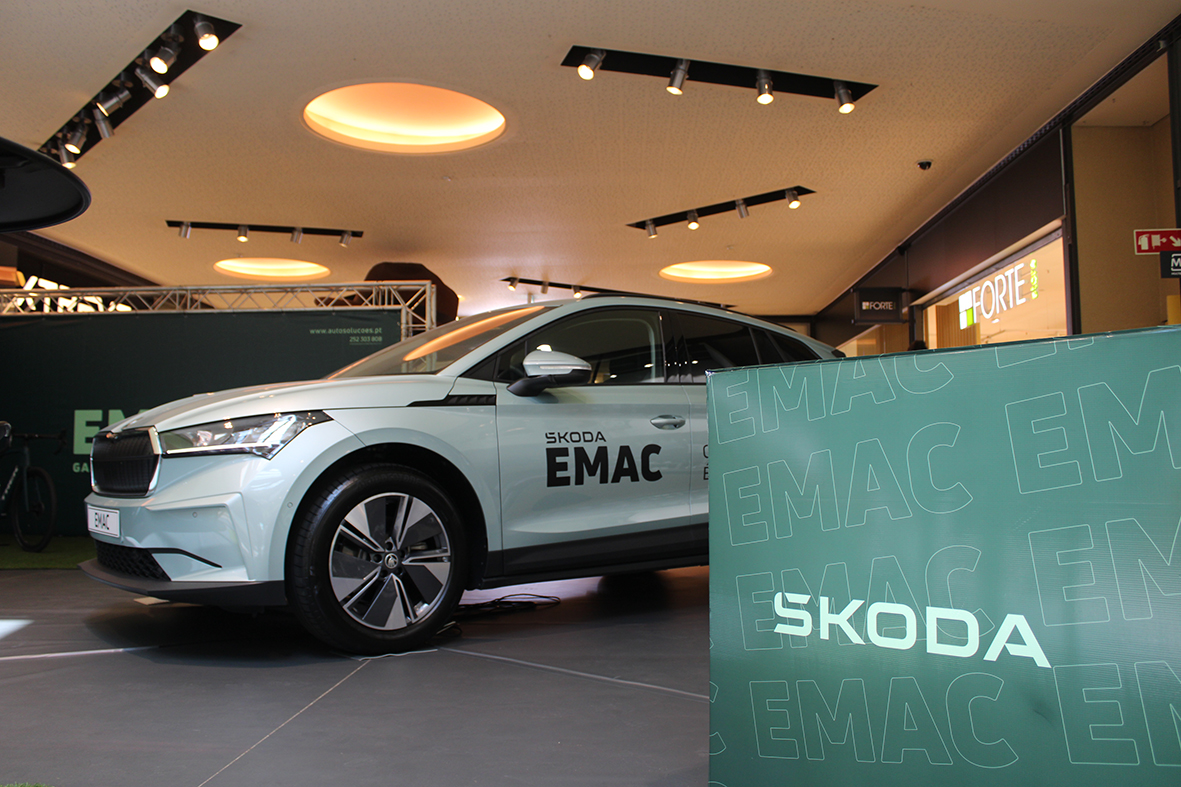 EMAC| Garagem de Arrifana com exposição Škoda no Centro Comercial 8ª Avenida
