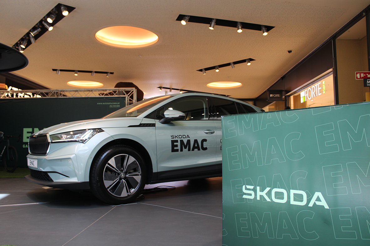 EMAC| Garagem de Arrifana com exposição Škoda no Centro Comercial 8ª Avenida