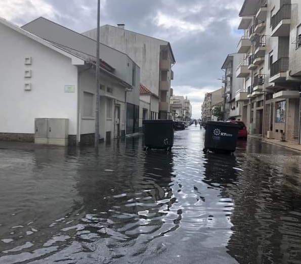 Bastaram cinco minutos de chuva para o Furadouro inundar