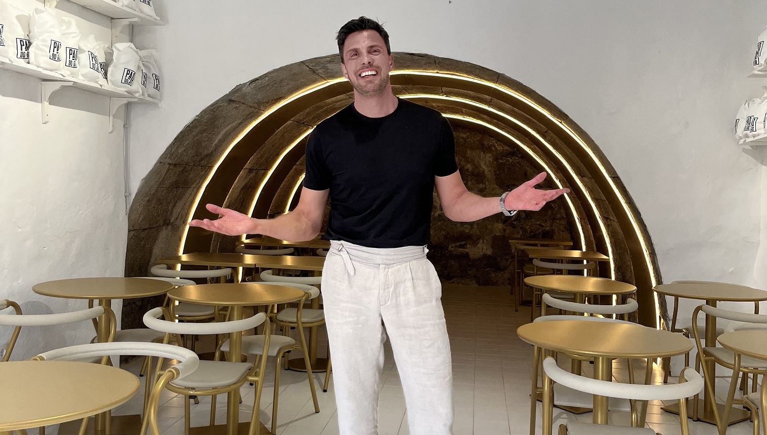 Centenária Adico lança cadeira em parceria com o estilista Gio Rodrigues