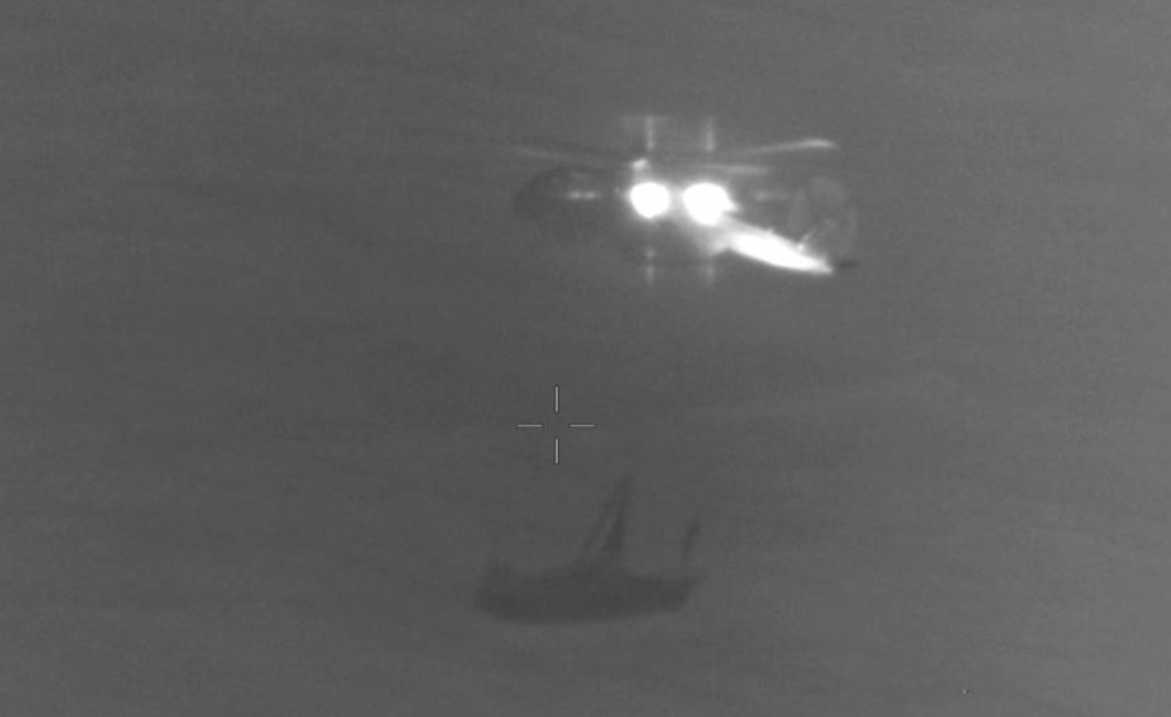 Força Aérea resgata casal e criança à deriva em Ovar