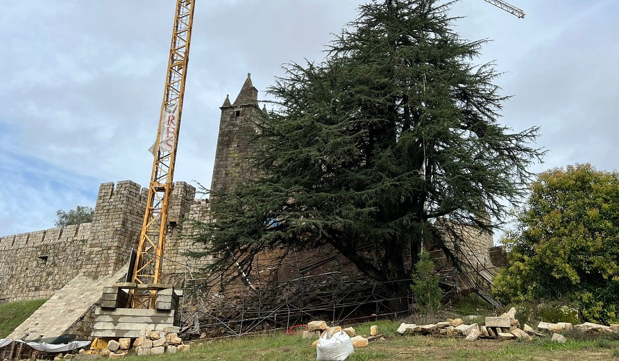 Mau tempo provoca derrocada no Castelo da Feira