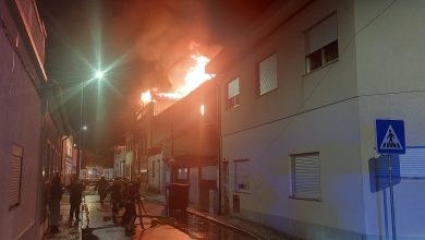 Chamas consomem casa no centro de Ovar