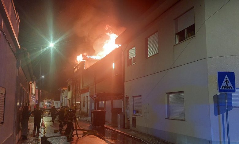 Chamas consomem casa no centro de Ovar