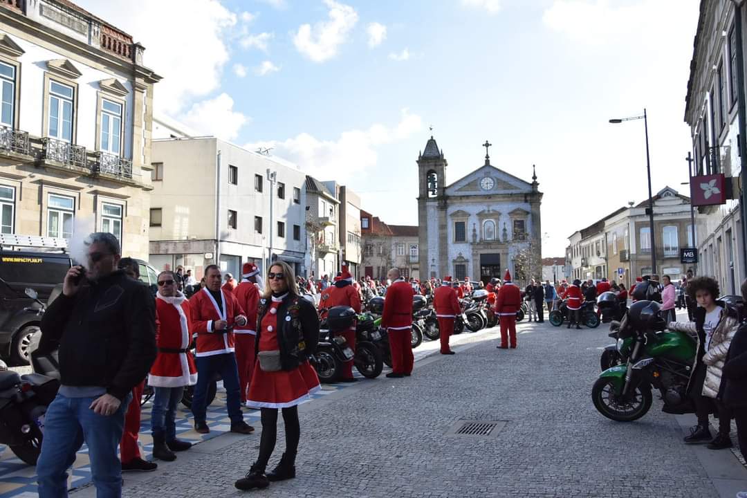 Motards desfilam pelo concelho vestidos de Pai Natal