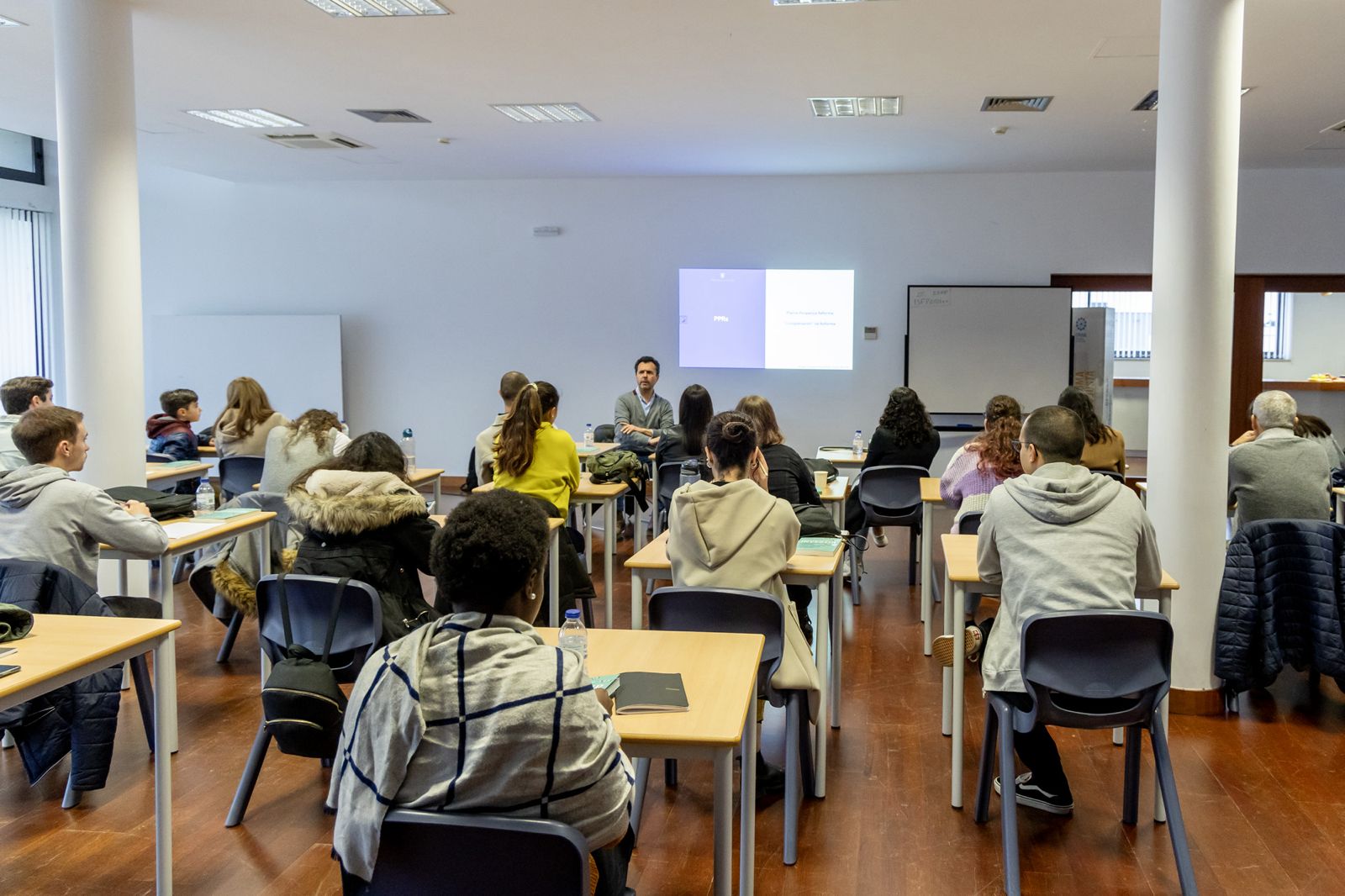 Jovens aprendem literacia financeira e para o mercado de trabalho