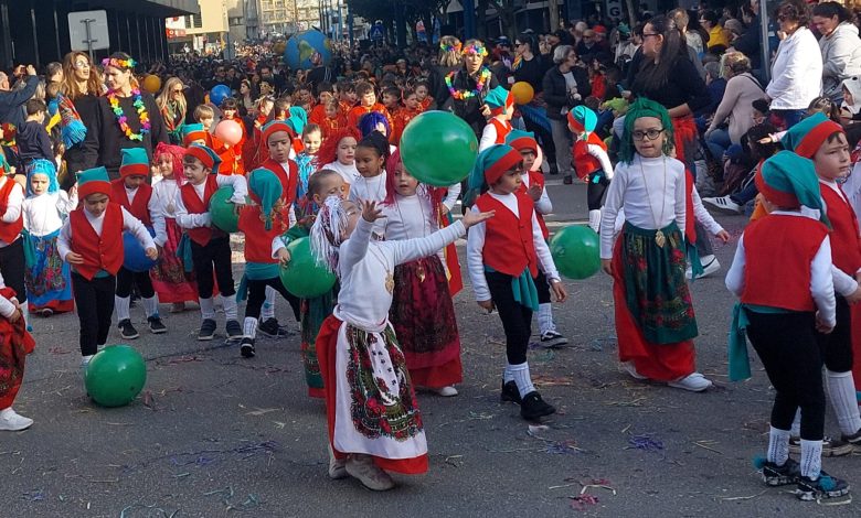 Ovar: Em domingo de primavera antecipada, o Carnaval “abriu em flor” Ovar: Em domingo de primavera antecipada, o Carnaval “abriu em flor”