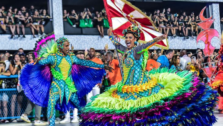 Escolas campeãs do Rio desfilam neste sábado