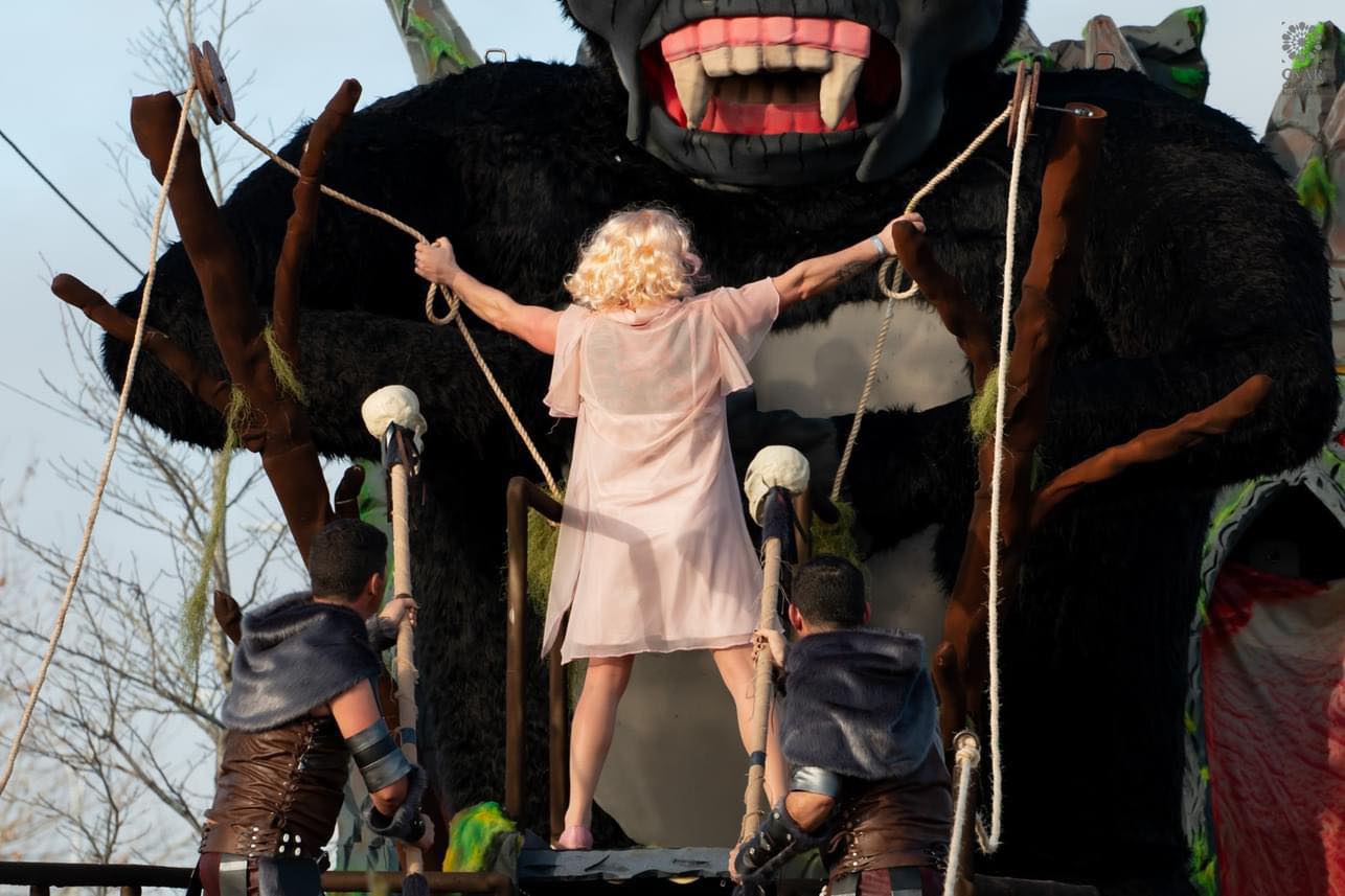 King Kong tentou mesmo raptar a miúda no Carnaval