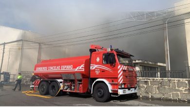 Fogo consome fábrica Papéis do Vouga