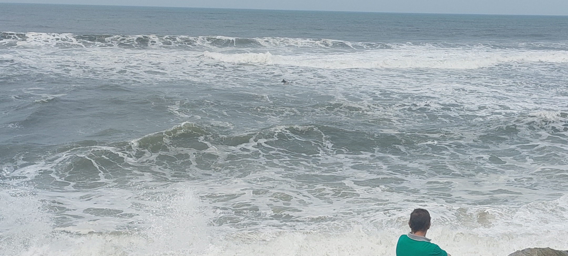 Surfista em dificuldade no mar do Furadouro