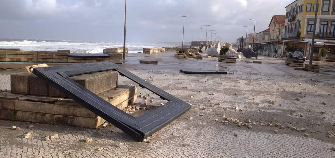 Mar do Furadouro destruiu mobiliário urbano e cuspiu areia, pedras, madeiras e peças de cimento