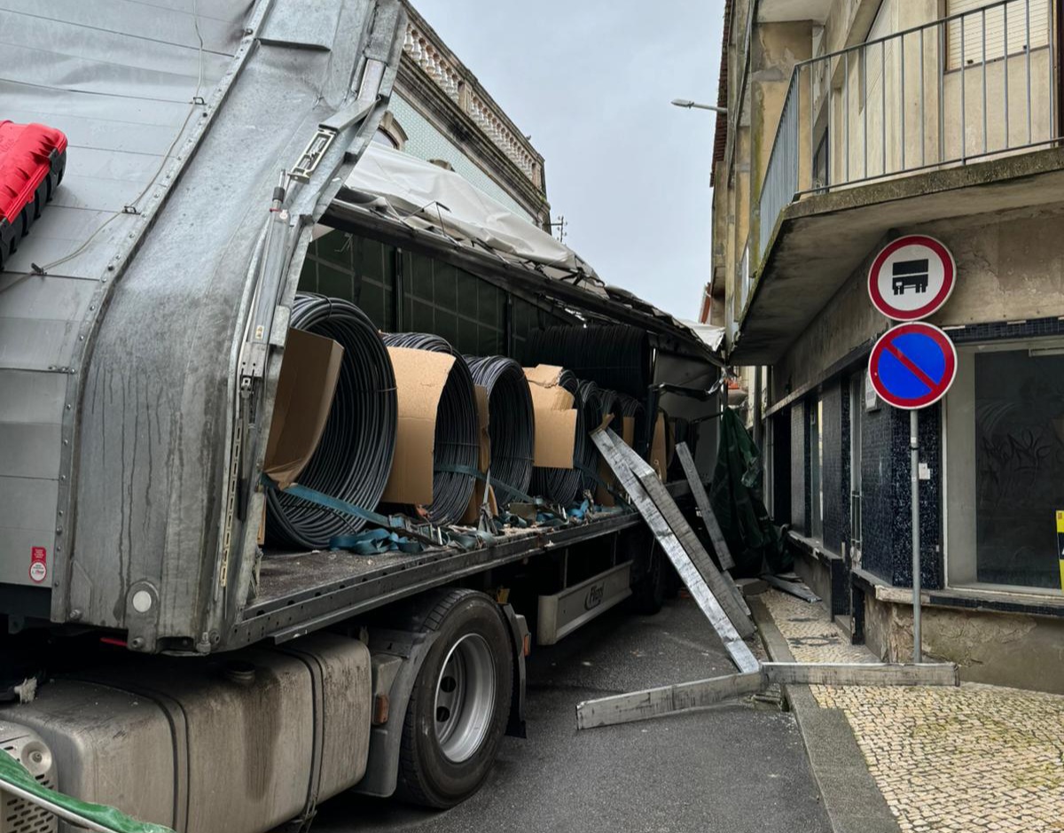 Pesado em contramão partiu montras e danificou fachadas