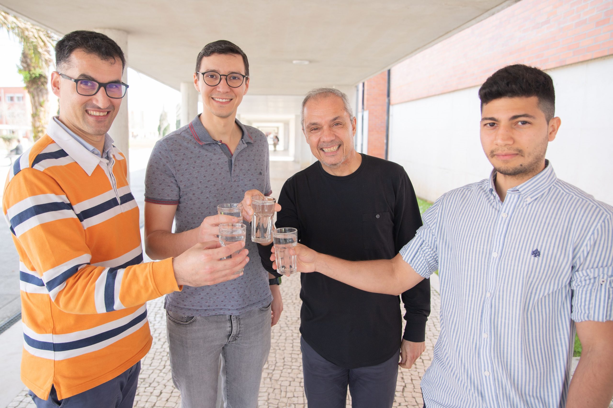 Afinal a água não é um líquido. São dois entrelaçados num só!