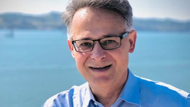 Lusodescendente revisita o 25 de Abril em livro