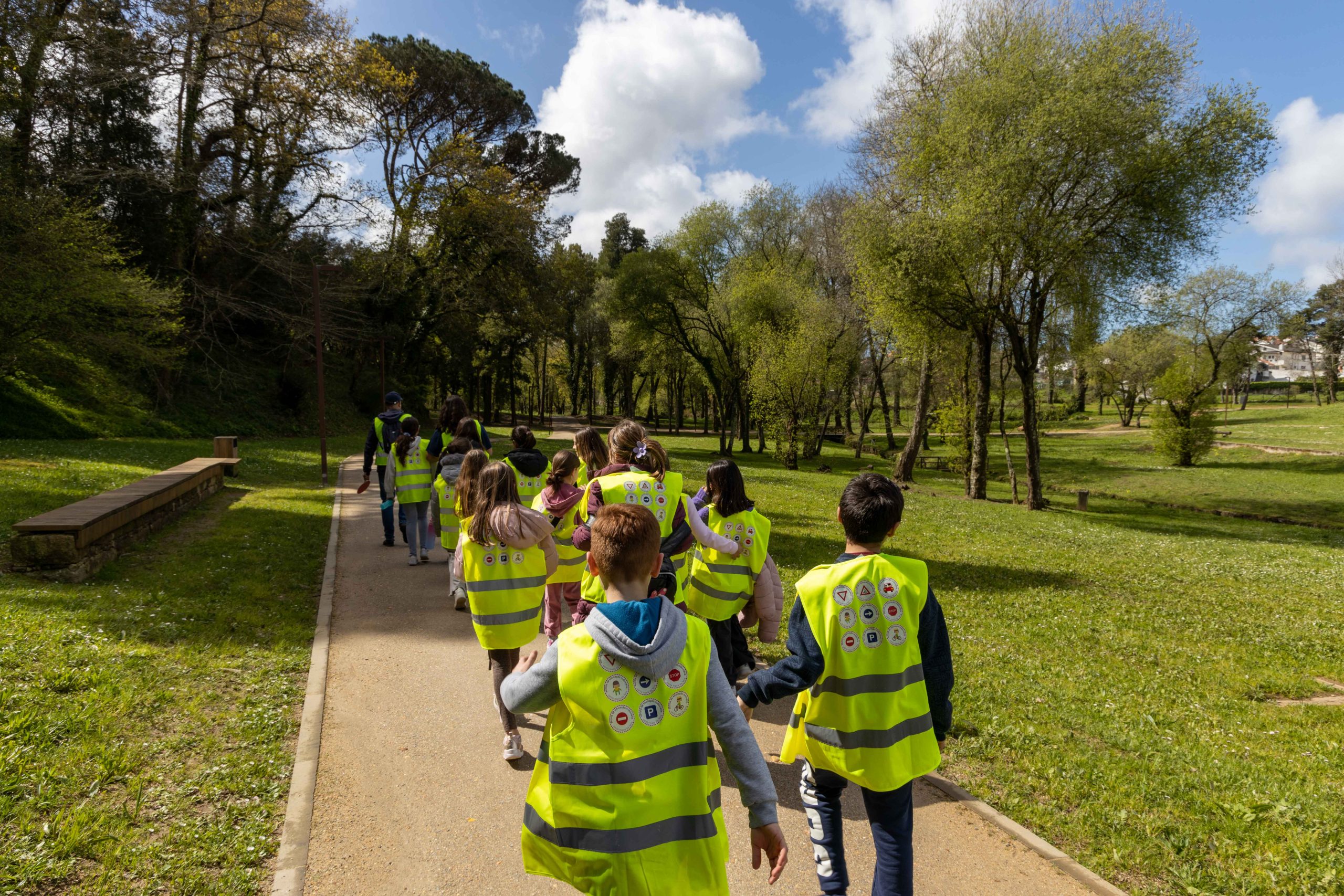 Projeto-piloto incentiva alunos a andar a pé