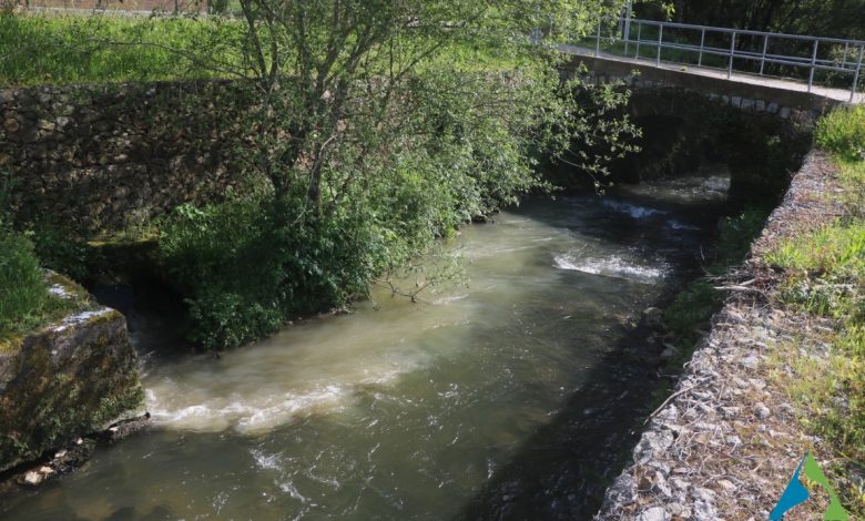 Descargas poluentes continuam a contaminar o Rio Cáster Descargas poluentes continuam a contaminar o Rio Cáster
