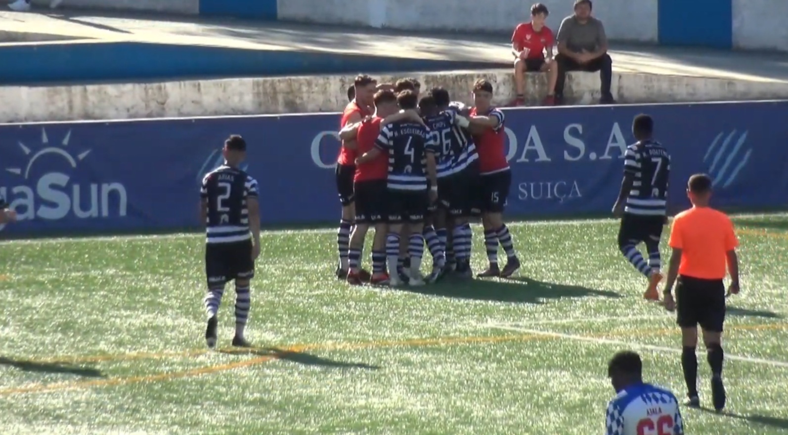 Vareiros empatam mas aproveitam deslize do Espinho