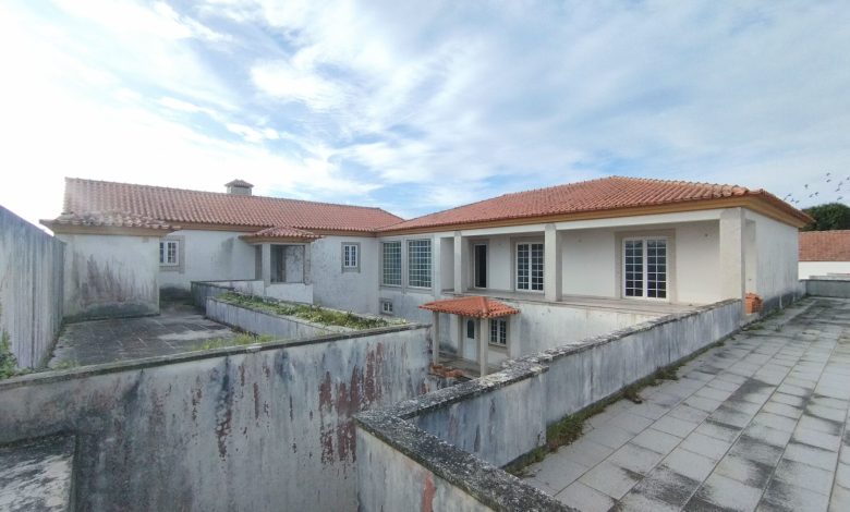 Uma moradia em Esmoriz, uma quinta em Gaia e mais 18 imóveis da banca vão a leilão por 5,6 milhões Uma moradia em Esmoriz, uma quinta em Gaia e mais 18 imóveis da banca vão a leilão por 5,6 milhões