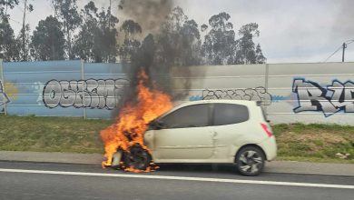 Viatura ligeira a arder na A29 em Ovar