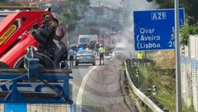 Manhã marcada por carros a arder
