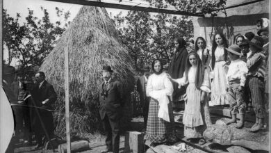 “Mulheres olhando o Eclipse do Sol em Ovar”, de Joshua Benoliel