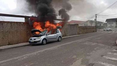 Carro a arder numa rua de São João de Ovar