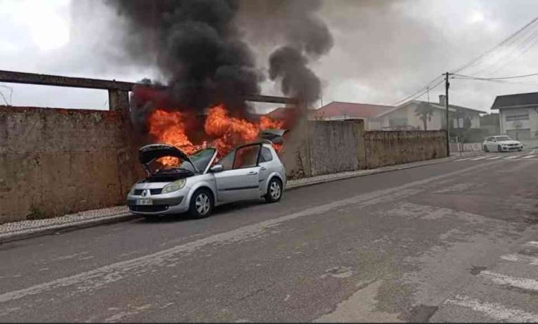 Carro a arder numa rua de São João de Ovar Carro a arder numa rua de São João de Ovar