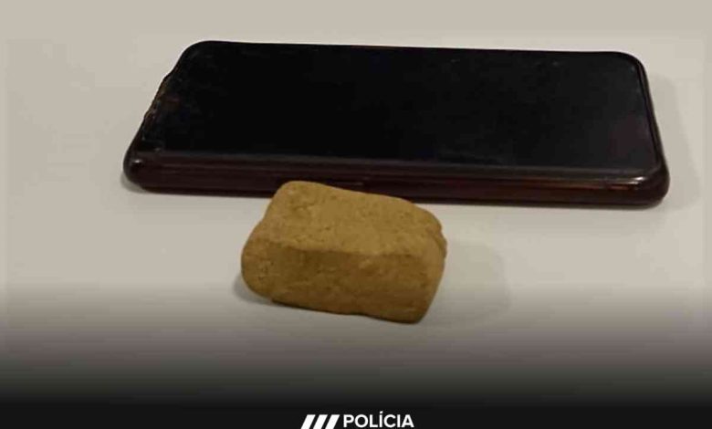 Detido na via pública na posse de droga Detido na via pública na posse de droga