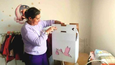 Estas Mãos embalam dezenas de bebés no Berço Solidário